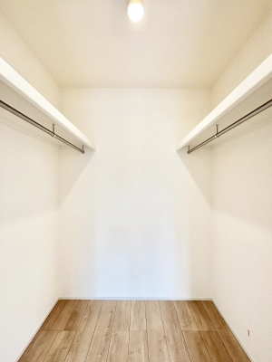 ���̑��@�����`Walk-in Closet�`�@�K�v�Ȃ��̂�R�[�f�B�l�[�g���ꗗ���Ċm�F�ł��A�g�x�x�⏀�����Z���ԂōςރE�H�[�N�C���N���[�[�b�g��ݒu���܂����B�Ƃ̒�����������Ƃ�����֗��Ȏ��[�X�y�[�X�ł��B