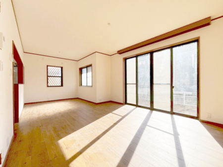 ���r���O�@�����`Living�`  �L���ȗz�������̏ꏊ���Ƃ炵�����B  �����邱�̋�Ԃ݂͂�Ȃ̏Ί炪�W���ꏊ�A����Y��A���邱�Ƃ̂Ȃ����킢���Ȃ���b���y���ގ��ԁA��������̎v�����Ԃ���ꏊ�B