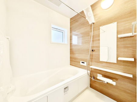 �����@�������Q�������`Bath Room�`�@����L�΂��ē������邱�Ƃ��\�I����̔�������M�d�ȃo�X�^�C���ł��B���q�l�Ƃ��ꏏ�ł��\���ȍL���Ȃ̂ŁA���r���O�Ƃ͈�����Ƒ��c�R�̂ЂƎ������y���݂��������܂��B