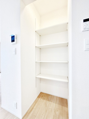 ���[�@�������Q�������`Pantry�`�@�L�b�`�����Ɏ��[�X�y�[�X��ݒu�I�H�i���X�g�b�N�ł���֗��ȏꏊ�ł��B�L�b�`���͉Ƃ̒��ł����������ꏊ�B��펞�ɔ����Ă̔��H����~�X�y�[�X�Ƃ��Ă��g����̂��S�����ł��ˁB