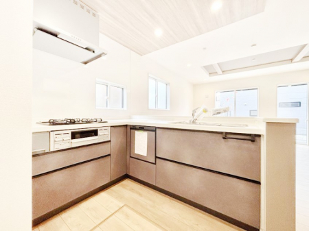 �L�b�`���@�������Q�������`Kitchen�`�@�������Z���A�葁����Ƃł���k�^�L�b�`���B�R�[�i�[�ɃX�p�C�X�ނ�u���ăX�b�L���Ɓ�������Ƃ����L�b�`���R�[�i�[�͎����L���Ȏd�オ��ƂȂ��Ă���܂��B  