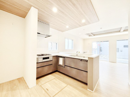 �L�b�`���@�������Q�������`Kitchen�`�@��b���e�ރ��r���O�A�������������Ȃ�L�b�`���B�Ƃ́A�������������ł͂Ȃ��A��炵��������A���K�ɂ���ꏊ�B�Ί�̖����A���炬�̓��X�̂��߂ɁA�ŐV�̐ݔ��E�d�l���̗p�B