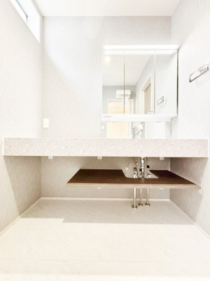 ���ʑ�E���ʏ��@�������Q�������`Dressing Room�`�@�\���ȑ傫���̐��ʑ�͎��[�����鎖�Ȃ���A�g�����Ȃ݃`�F�b�N�⎕�����ȂǁA���̍Q�����������Ԃł��z�e�����C�N�ȃX�y�[�X�ŗ]�T�Ƃ�Ƃ�������Ē����܂��B