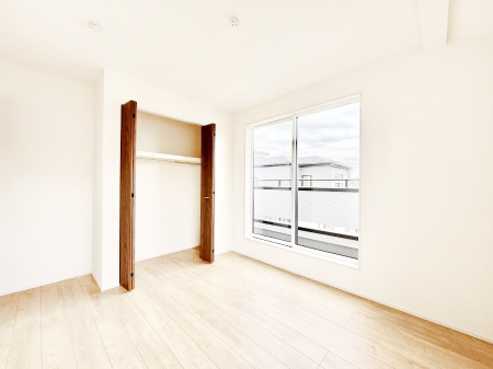 ���̑����ρ@�������P�������`Bed Room�`  �S�����ɂ͎��[�N���[�[�b�g�������I���i�g���̂��m���⏬���͂������A�G�ߕ��̂��m���Ȃǂ���������Ɛ������ڂ����܂������܂��B  ������Ԃ��L���g�p�ł��܂��ˁB