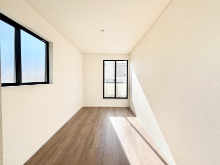 �Q���@�����`Bed Room�`�@�o���R�j�[����̖��邢���������������݂܂��B���ƂɌb�܂ꂽ�������B�_�炩�����R���Œ��ڊo�߂��炵������邾�낤�B�܂��A�@�\�I�Ȏ��[��z�u���āA�Еt������Ԃ������o�������B