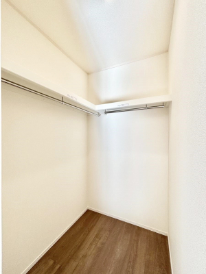 ���̑��@�����`Walk-in Closet�`�@�K�v�Ȃ��̂�R�[�f�B�l�[�g���ꗗ���Ċm�F�ł��A�g�x�x�⏀�����Z���ԂōςރE�H�[�N�C���N���[�[�b�g��ݒu���܂����B�Ƃ̒�����������Ƃ�����֗��Ȏ��[�X�y�[�X�ł��B