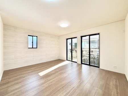 ���r���O�@�����`Living�`�@�O���̗��Ȃ��V���v���ł�������LDK�B�傫�ȑ�������������������ނ̂Ŏ��������邭�A�Ƒ��̌e���̏�Ƃ��ăs�b�^���ł��B�J�����Ɠ�������̗ǂ��𐥔񂲗����������I