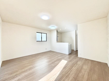 ���̑����ρ@�����`Living�`�@�Ƒ��̐H����c���̂ق��A�q�ǂ���V�΂�����A�F�l���������肷��LDK�͏Z�܂��̒��S�B�����ԉ߂����ꏊ������A���̋�Ԃ͏Z�܂��S�̂̋��S�n�����E���܂��B