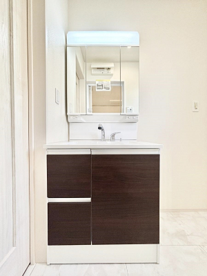 ���ʑ�E���ʏ��@�����`Dressing Room�`  ����������F�����œ��ꂳ��Ă���ƁA�X�b�L���Ɛ�������ۂ������܂��B  ���̗��ɂ͂����Ղ�Ǝ��[�X�y�[�X��W�������I  �����́A�V���v�����@�\�����d�����āB