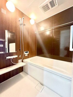 �����@�������Q�������`Bath Room�`�@����L�΂��ē������邱�Ƃ��\�I����̔�������M�d�ȃo�X�^�C���ł��B���q�l�Ƃ��ꏏ�ł��\���ȍL���Ȃ̂ŁA���r���O�Ƃ͈�����Ƒ��c�R�̂ЂƎ������y���݂��������܂��B