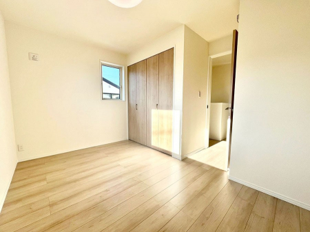 �Q���@�������Q�������`Bed Room�` �S�����ɂ͎��[�N���[�[�b�g�������I���i�g���̂��m���⏬���͂������A�G�ߕ��̂��m���Ȃǂ���������Ɛ������ڂ����܂������܂��B ������Ԃ��L���g�p�ł��܂��ˁB