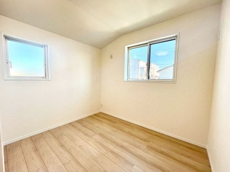 �q�������@�������Q�������`Bed Room�`�@�q�������͂��q�l�ɂƂ��đ�Ϗd�Ȗ���������܂��B�q����l�ŉ߂�����Ԃ�^���邱�ƂŁA�h���׋����Ԃ����R�Ƒ����܂����畔���̕Еt����|���Ȃǂ��������ƂɌq����܂��B