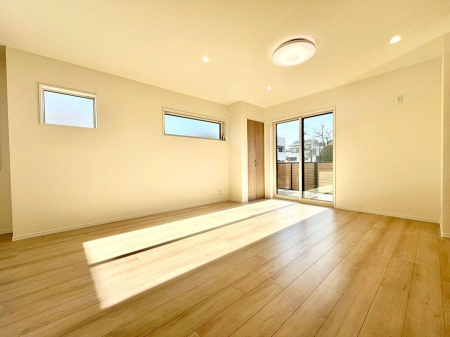 ���r���O�@�������Q�������`Living�`�@�O���̗��Ȃ��V���v���ł�������LDK�B�傫�ȑ�������������������ނ̂Ŏ��������邭�A�Ƒ��̌e���̏�Ƃ��ăs�b�^���ł��B�J�����Ɠ�������̗ǂ��𐥔񂲗����������I