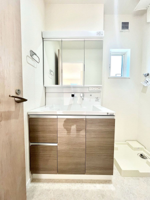 ���ʑ�E���ʏ��@�������Q�������`Dressing Room�`�@�\���ȑ傫���̐��ʑ�͎��[�����鎖�Ȃ���A�g�����Ȃ݃`�F�b�N�⎕�����ȂǁA���̍Q�����������Ԃł��z�e�����C�N�ȃX�y�[�X�ŗ]�T�Ƃ�Ƃ�������Ē����܂��B