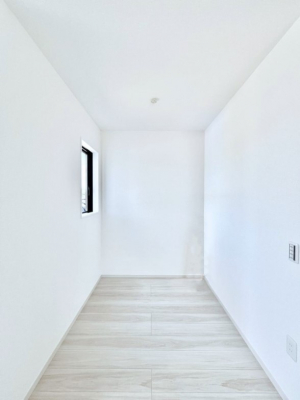 ���̑����ρ@�����`Service Room�`�@���ւ╨�u�E�N���[�[�b�g�Ƃ��Ă��g��������֗��Ȕ[�ˁB���q�l�̕`�����G��A�������i�܂őS������Ă������Ƃ��ł��܂��B���[�������Ղ�݂��ăV���v���ȕ�炵�B�����d�l�ʐ^