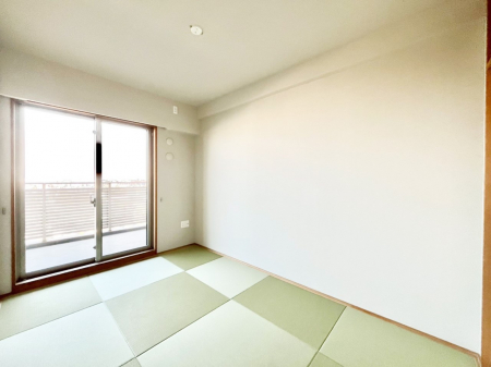 ���̑����ρ@�����`Japanese Room�`�@LDK�אڂ̘a���ł��났�̋�Ԃ������܂��B  �A�C���������ȂǉƎ��X�y�[�X�Ƃ��āA�܂������Ȃ��q�l�̂��邲�ƒ�ł͂����Q�₨�ނւ��̏�Ƃ��Ă����p���������܂��B  