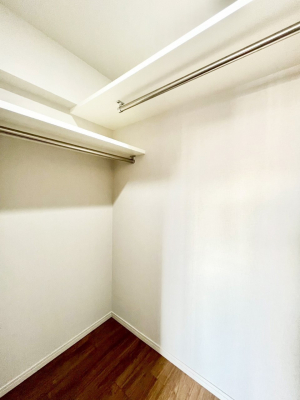 ���̑��@�����`Walk-in Closet�`�@�K�v�Ȃ��̂�R�[�f�B�l�[�g���ꗗ���Ċm�F�ł��A�g�x�x�⏀�����Z���ԂōςރE�H�[�N�C���N���[�[�b�g��ݒu���܂����B�Ƃ̒�����������Ƃ�����֗��Ȏ��[�X�y�[�X�ł��B