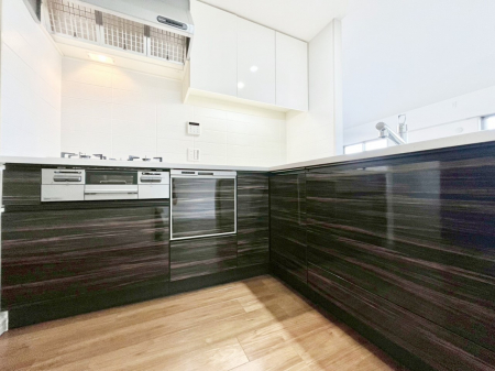 �L�b�`���@�����`Kitchen�`�@�������Z���A�葁����Ƃł���k�^�L�b�`���B�R�[�i�[�ɃX�p�C�X�ނ�u���ăX�b�L���Ɓ�L�X�Ƃ�����ƃX�y�[�X�ŃX�g���X�Ȃ������������y���݂��������܂���