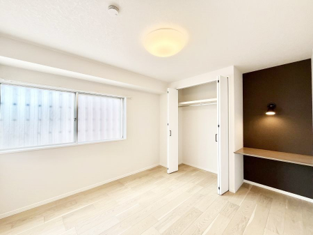 �Q���@�����`Bed Room�`�@�S�����Ɏ��[�N���[�[�b�g�������I���i�g���̂��m���⏬���͂������A�G�ߕ��̂��m���Ȃǂ���������Ɛ������ڂ����܂������܂��B������Ԃ����L���g�p�ł��A��������L�����p���������܂�