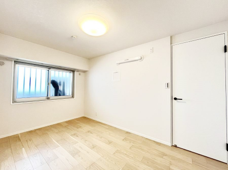 �q�������@�����`Bed Room�`�@�q�������͂��q�l�ɂƂ��đ�Ϗd�Ȗ���������܂��B�q����l�ŉ߂�����Ԃ�^���邱�ƂŁA�h���׋����Ԃ����R�Ƒ����܂����畔���̕Еt����|���Ȃǂ��������ƂɌq����܂��B