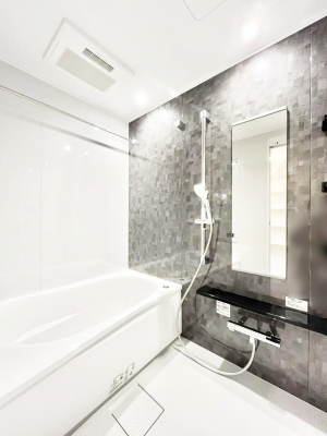 �����@�����`Bath Room�`�@�������������͋C�̗����Ŗ����Ɍ����ă��t���b�V���B���������@�\���t���Ă���̂ŗׂ̐���@�u����Ő􂢏オ�������󕨂��A�J�̓����V�C���C�ɂ������������邱�Ƃ��\�ł��B