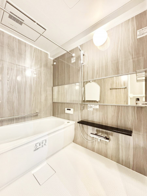 �����@�����`Bath Room�`�@����L�΂��ē������邱�Ƃ��\�I����̔�������M�d�ȃo�X�^�C���ł��B���q�l�Ƃ��ꏏ�ł��\���ȍL���Ȃ̂ŁA���r���O�Ƃ͈�����Ƒ��c�R�̂ЂƎ������y���݂��������܂��B