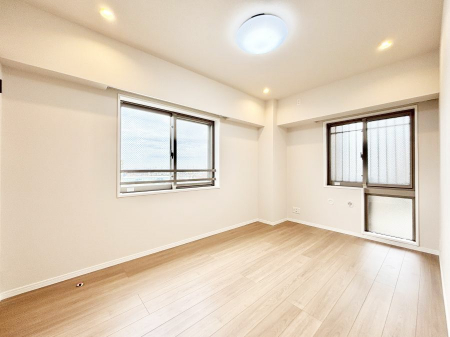 �q�������@�����`Bed Room�`�@�q�������͂��q�l�ɂƂ��đ�Ϗd�Ȗ���������܂��B�q����l�ŉ߂�����Ԃ�^���邱�ƂŁA�h���׋����Ԃ����R�Ƒ����܂����畔���̕Еt����|���Ȃǂ��������ƂɌq����܂��B