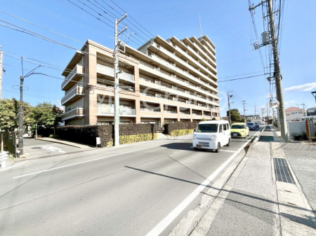 ���n�O�ώʐ^�@�O�ρ`Exterior�`�@�ՐÂȏZ��n�Ŏq��ĉƑ��Ƀs�b�^���B�����̂��U�������K�ȗ΂Ɍb�܂ꂽ�G���A�ŁA���R�ɕ�܂ꂽ���₩�ȕ�炵���������邽�߂́A��Ƃ肠��Z���������Ă��܂��B