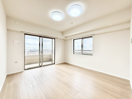 ���r���O�@�����`Living�`�@�O���̗��Ȃ��V���v���ł�������LDK�B�傫�ȑ�������������������ނ̂Ŏ��������邭�A�Ƒ��̌e���̏�Ƃ��ăs�b�^���ł��B�J�����Ɠ�������̗ǂ��𐥔񂲗����������I