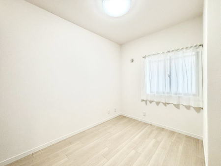 �q�������@�����`Bed Room�`�@�q�������͂��q�l�ɂƂ��đ�Ϗd�Ȗ���������܂��B�q����l�ŉ߂�����Ԃ�^���邱�ƂŁA�h���׋����Ԃ����R�Ƒ����܂����畔���̕Еt����|���Ȃǂ��������ƂɌq����܂��B