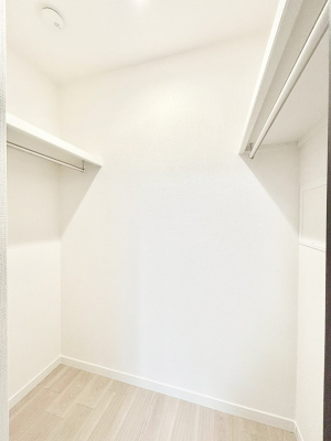 ���̑��@�����`Walk-in Closet�`�@�K�v�Ȃ��̂�R�[�f�B�l�[�g���ꗗ���Ċm�F�ł��A�g�x�x�⏀�����Z���ԂōςރE�H�[�N�C���N���[�[�b�g��ݒu���܂����B�Ƃ̒�����������Ƃ�����֗��Ȏ��[�X�y�[�X�ł��B