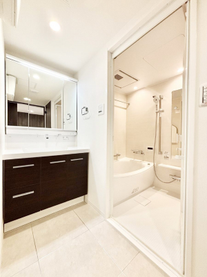 ���ʑ�E���ʏ��@�����`Dressing Room�`�@����������F�����œ��ꂳ��Ă���ƁA�X�b�L���Ɛ�������ۂ������܂��B���̗��ɂ͂����Ղ�Ǝ��[�X�y�[�X��W�������I�����́A�V���v�����@�\�����d�����āB