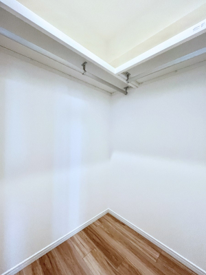 ���̑��@�����`Walk-in Closet�`�@�K�v�Ȃ��̂�R�[�f�B�l�[�g���ꗗ���Ċm�F�ł��A�g�x�x�⏀�����Z���ԂōςރE�H�[�N�C���N���[�[�b�g��ݒu���܂����B�Ƃ̒�����������Ƃ�����֗��Ȏ��[�X�y�[�X�ł��B