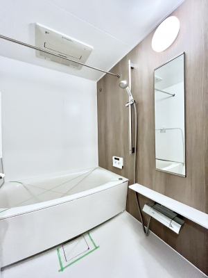 �����@�����`Bath Room�`�@����L�΂��ē������邱�Ƃ��\�I����̔�������M�d�ȃo�X�^�C���ł��B���q�l�Ƃ��ꏏ�ł��\���ȍL���Ȃ̂ŁA���r���O�Ƃ͈�����Ƒ��c�R�̂ЂƎ������y���݂��������܂��B