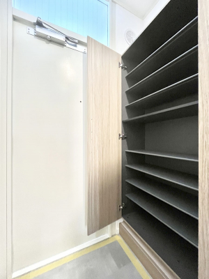 ���̑����ρ@�����Ղ���[�ł���V���[�Y�{�b�N�X�ŉƑ��S���̌C���A���ւ�������B  