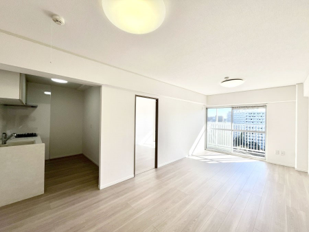 ���r���O�@�����`Living�`�@�����ɂ݂͂�Ȃ��W���A�H���Ɗy������b���n�܂�B�b�ɖ����ɂȂ肷���āA��������Y��锼�߂��ɂȂ��Ă��܂��B����ȑ��̊Ԃ̍K�������������Ă����ꏊ�ł��肽���B