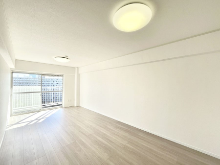 ���̑����ρ@�����`Living�`�@�O���̗��Ȃ��V���v���ł�������LDK�B�傫�ȑ�������������������ނ̂Ŏ��������邭�A�Ƒ��̌e���̏�Ƃ��ăs�b�^���ł��B�J�����Ɠ�������̗ǂ��𐥔񂲗����������I