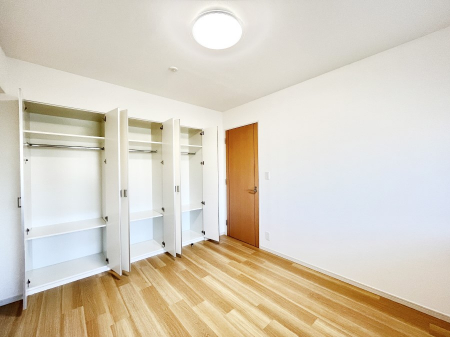 �Q���@�����`Bed Room�`�@�S�����Ɏ��[�N���[�[�b�g�������I���i�g���̂��m���⏬���͂������A�G�ߕ��̂��m���Ȃǂ���������Ɛ������ڂ����܂������܂��B������Ԃ����L���g�p�ł��A��������L�����p���������܂�