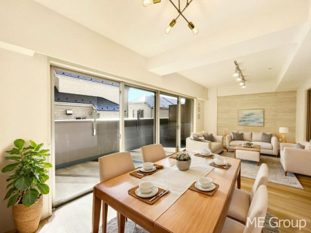 ���r���O�@�����`Living�`�@�Ƒ��̐H����c���̂ق��A�q�ǂ���V�΂�����A�F�l���������肷��LDK�͏Z�܂��̒��S�B�����ԉ߂����ꏊ������A���̋�Ԃ͏Z�܂��S�̂̋��S�n�����E���܂��B�@���Ƌ��CG�ł�