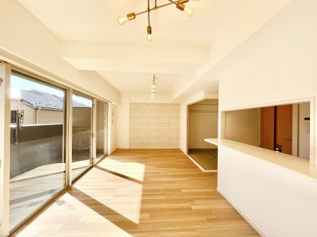 ���r���O�@�����`Living�`�@�O���̗��Ȃ��V���v���ł�������LDK�B�傫�ȑ�������������������ނ̂Ŏ��������邭�A�Ƒ��̌e���̏�Ƃ��ăs�b�^���ł��B�J�����Ɠ�������̗ǂ��𐥔񂲗����������I