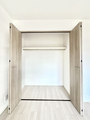 ���[�@�����`Closet�`�@�ǖʃN���[�[�b�g������΃^���X��u���K�v���Ȃ��A�o������̂Ȃ��X�b�L����Ԃ��ێ��ł��܂��B����ꂽ�X�y�[�X��L���Ɋ��p�ł������B�G�߂̈ߗނ��̕i�Ȃǂ����Ղ���[�o���܂��ˁ� 