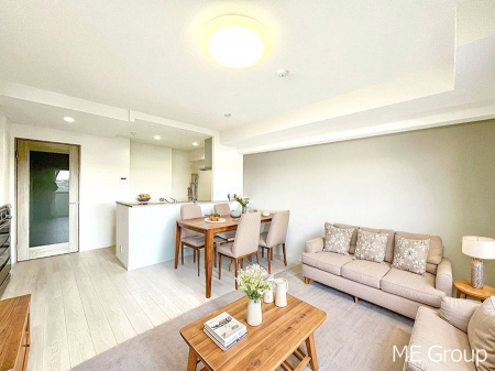 ���r���O�@�����`Living�`�@�Ƒ��̐H����c���̂ق��A�q�ǂ���V�΂�����A�F�l���������肷��LDK�͏Z�܂��̒��S�B�����ԉ߂����ꏊ������A���̋�Ԃ͏Z�܂��S�̂̋��S�n�����E���܂��B�@���Ƌ��CG�ł�