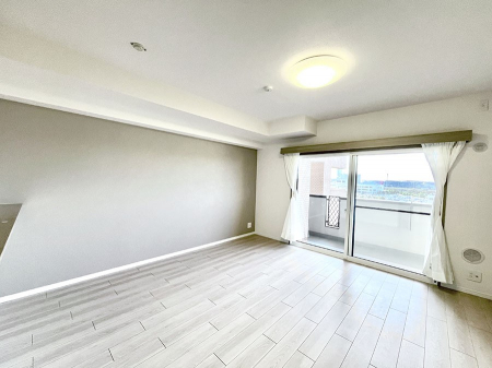 ���r���O�@�����`Living�`�@�O���̗��Ȃ��V���v���ł�������LDK�B�傫�ȑ�������������������ނ̂Ŏ��������邭�A�Ƒ��̌e���̏�Ƃ��ăs�b�^���ł��B�J�����Ɠ�������̗ǂ��𐥔񂲗����������I