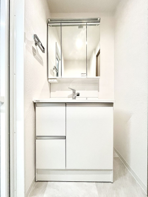 ���ʑ�E���ʏ��@�����`Dressing Room�`�@����������F�����œ��ꂳ��Ă���ƁA�X�b�L���Ɛ�������ۂ������܂��B���̗��ɂ͂����Ղ�Ǝ��[�X�y�[�X��W�������I�����́A�V���v�����@�\�����d�����āB