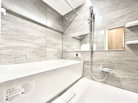 �����@�����`Bath Room�`�@�������������͋C�̗����Ŗ����Ɍ����ă��t���b�V���B���������@�\���t���Ă���̂ŗׂ̐���@�u����Ő􂢏オ�������󕨂��A�J�̓����V�C���C�ɂ������������邱�Ƃ��\�ł��B