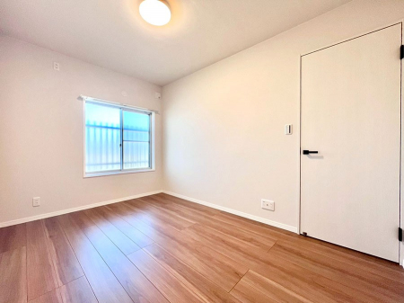 �q�������@�����`Bed Room�`�@�q�������͂��q�l�ɂƂ��đ�Ϗd�Ȗ���������܂��B�q����l�ŉ߂�����Ԃ�^���邱�ƂŁA�h���׋����Ԃ����R�Ƒ����܂����畔���̕Еt����|���Ȃǂ��������ƂɌq����܂��B