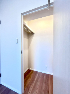 ���̑��@�����`Walk-in Closet�`�@�K�v�Ȃ��̂�R�[�f�B�l�[�g���ꗗ���Ċm�F�ł��A�g�x�x�⏀�����Z���ԂōςރE�H�[�N�C���N���[�[�b�g��ݒu���܂����B�Ƃ̒�����������Ƃ�����֗��Ȏ��[�X�y�[�X�ł��B