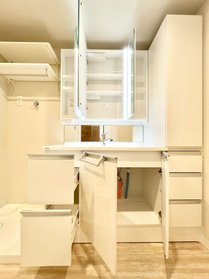 ���̑����ρ@�O�ʋ��̗��ɁA���ϕi��q���p�i�Ȃǂ����[�\�B���ʑ����������ƕۂ��܂��I