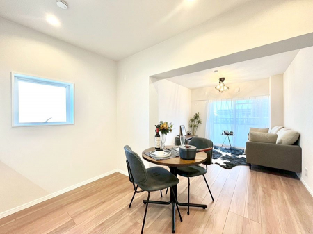 ���r���O�@�����`Living�`�@�O���̗��Ȃ��V���v���ł�������LDK�B�傫�ȑ�������������������ނ̂Ŏ��������邭�A�Ƒ��̌e���̏�Ƃ��ăs�b�^���ł��B�J�����Ɠ�������̗ǂ��𐥔񂲗����������I