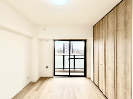 �Q���@�����`Bed Room�`�@�S�����Ɏ��[�N���[�[�b�g�������I���i�g���̂��m���⏬���͂������A�G�ߕ��̂��m���Ȃǂ���������Ɛ������ڂ����܂������܂��B������Ԃ����L���g�p�ł��A��������L�����p���������܂�